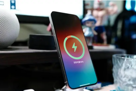 陈场镇苹果15换屏服务分享用什么充电器给iPhone15充电更好 